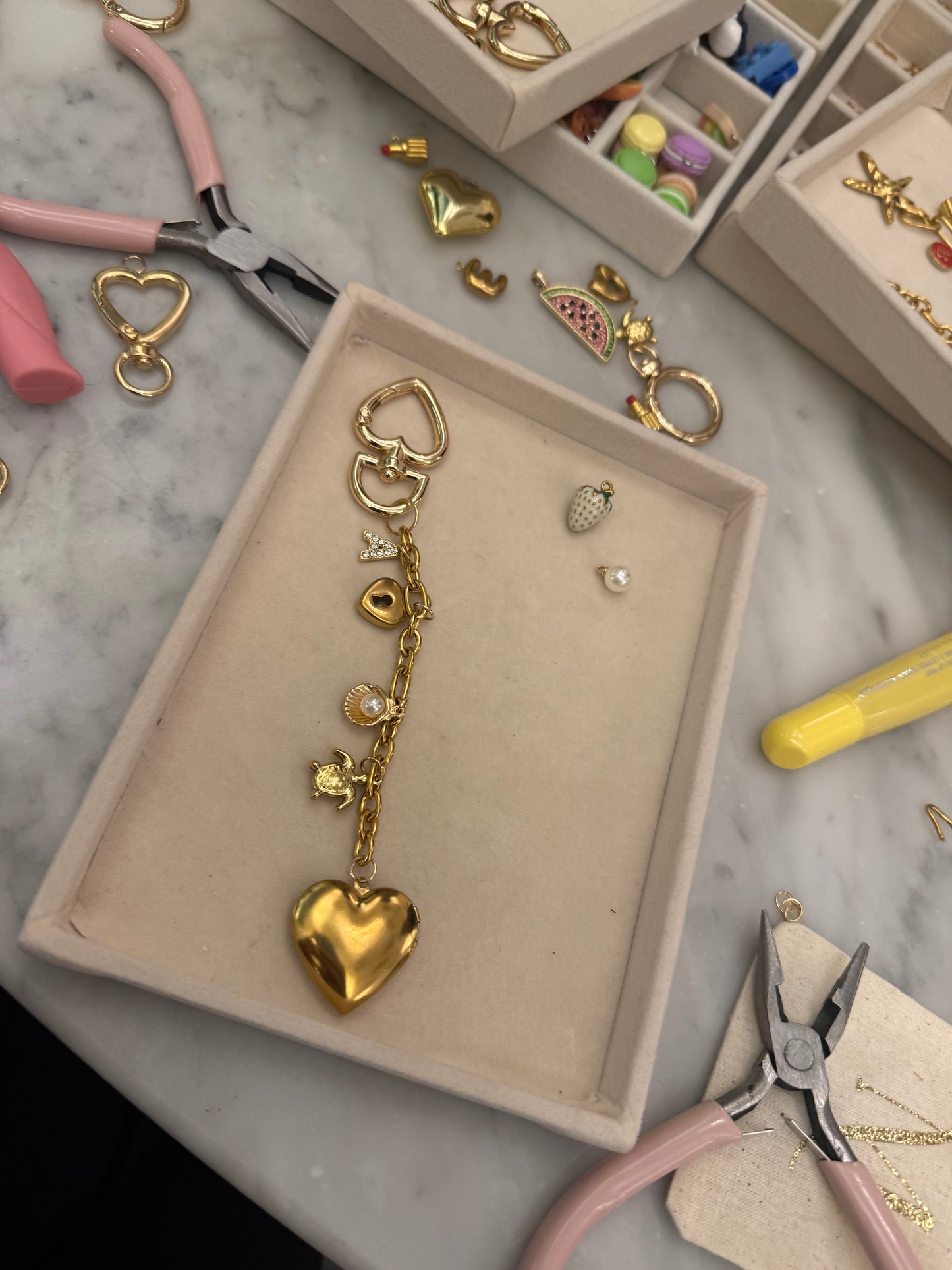 Charms bar